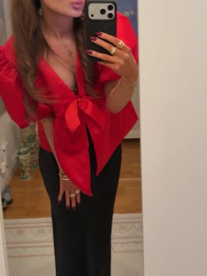 Röd volang blus  - Jättefin, använd en gång på julafton, köpt på Nelly❤️