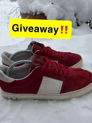 Röda och vita sneakers i mocka - Valentino rockrunnes med kvitto och box, allt du behöver göra för att delta är att följa oss på plick och lika detta inlägg✅‼️ vinnare dras vid 150 följare‼️😁 kommer posta vem vinnaren är då så håll utkik😁‼️