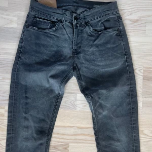 Dondup George  - Säljer ett par gråa dondup George i storleken 32. I bra skick, inga hål. Hör av dig vid frågor eller funderingar.