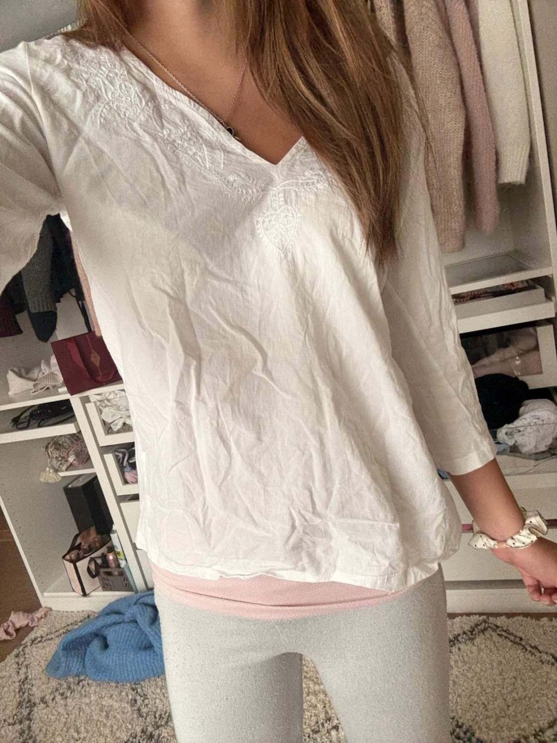 Vit blus med spetsdetaljer - 3