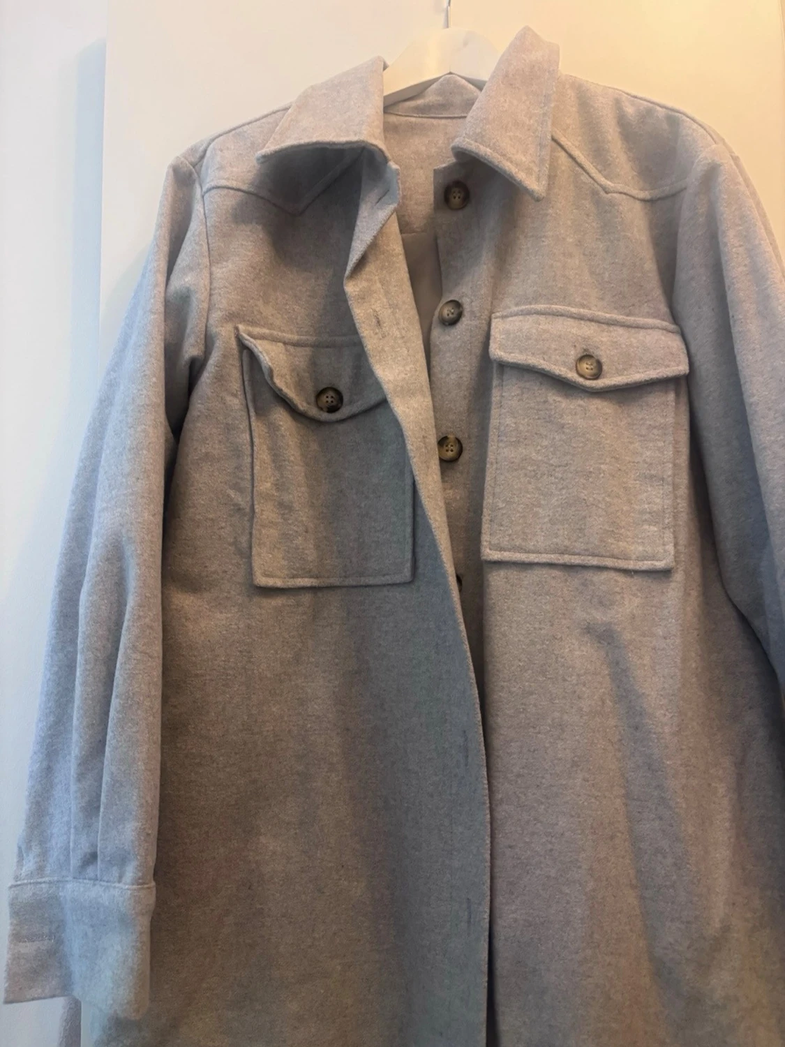 Grå overshirt med stora fickor - 2