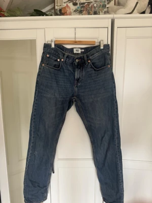 Blå jeans Lager 157  - Klassiska blå jeans från Lager 157 New Classic med raka ben. Finns ett litet hål på högra benet!