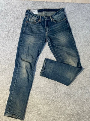 Blå straight fit jeans från H&M - Säljer ett par klassiska blå jeans från H&M i straight regular fit, ganska slim om jag får säga själv. Tillverkade i tåligt denim med en tidlös look som funkar till allt. Hör av dig vid frågor!Mvh Frode
