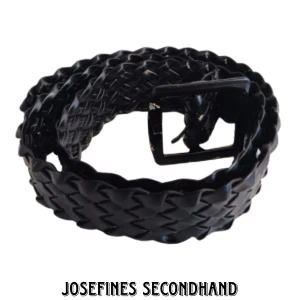 Svart y2k flätat bälte - Svart flätat bälte från 00-talet gjort av fejkläder. Är i använt men fint skick, har några skavanker, se fjärde bild.