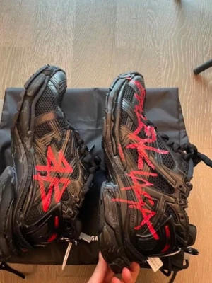 Ba*enci*ga runners grafitti - Helt nya kommer med box o allt. Size 41 men passar 42