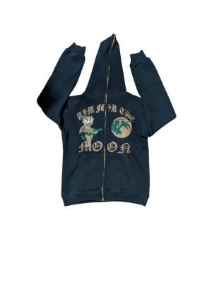 Aim for the moon Rhinestone Hoodie - Hej!😊 Jag säljer en rhinestone hoodie från Aim for the moon. Ingen sten har åkt av och passar M. Fråga gärna om du undrar något! ‼️ Priset är inte hugget i sten‼️