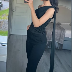 Tröja med band - Stilren och elegant, använd fåtal gånger, bandet kan även lindas runt halsen och hänga över axeln 