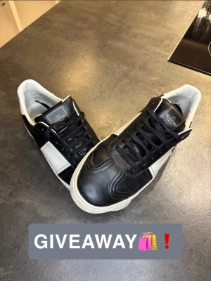 Valentino Flycrew - För att delta:  1. Följ denna plick 2. Lajka annonsen Vinnaren lottas ut 1 Februari