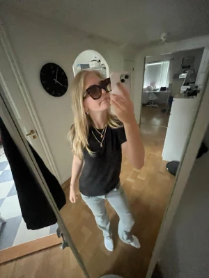 Maria Nilsdotter halsband i guld🤍 två stycken hjärtan - Säljer två eleganta halsband från Maria Nilsdotter, kända för sin tidlösa design med romantiska och symboliska detaljer.  Halsbanden är i guldfärgad metall med fina hjärtformade hängen. Perfekta att bära ensamma eller tillsammans för en lager-på-lager-look. Passar både till vardag och fest. Har låda till halsbanden🤍