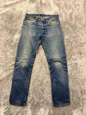 APC Jeans - Säljer detta eftertraktade Par Selvedge APC jeans | Storlek 28 | Mycket bra skick | 100% bomull och bild på selvedge ID finns i annons vid övriga eventuella frågor svarar jag gärna 🙌✅