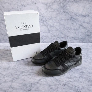 Valentino Rockrunners - Svarta Valentino Garavani Rockrunner i ett mycket bra skick utan defekter! Skick 9,5/10. Skriv om ni har frågor eller funderingar❕