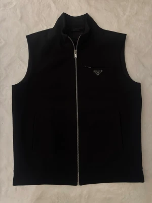Prada vest  - Bra skick, strl 52 passar medium, mörkblå / svart 