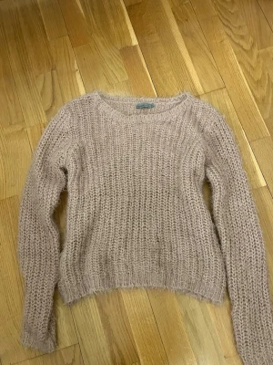 Rosa stickad tröja Soaked in Luxury - Supermysig rosa stickad tröja från Soaked in Luxury i storlek XS. På bild 2 ser man färgen bättre ☺️. 