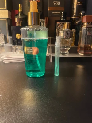 Passionity Swept Away 5 ml sample  - Fräsch body mist med noter av grapefrukt och bergamott. Perfekt för dig som vill ha en lätt och uppfriskande doft 