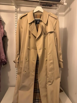 Beige trenchcoat från Burberry - Vintage trenchcoat från Burberry i väldigt fint skick!!