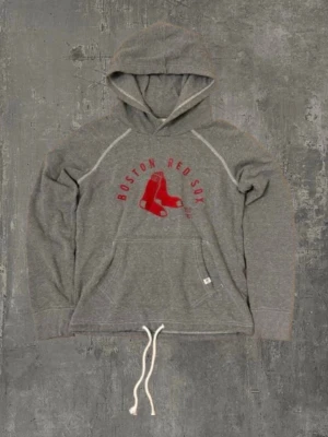 Forty seven brand hoodie - En extremt snygg hoodie ifrån forty seven brand i mycket bra skick! Hoodien är i storlek S och är väldigt skön!' Meddela gärna oss om du har några frågor! Priset är ej hugget i sten vid snabb affär! Mvh Saint