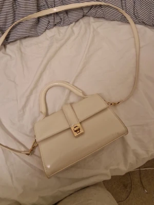 Vit axelremsväska  - Avtagbart axelband några repor och fläckar