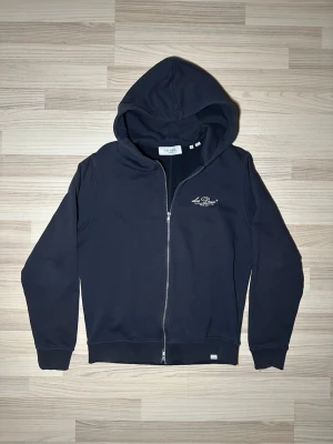 Les Deux hoodie  - Navy zip up hoodie från Les Deux 