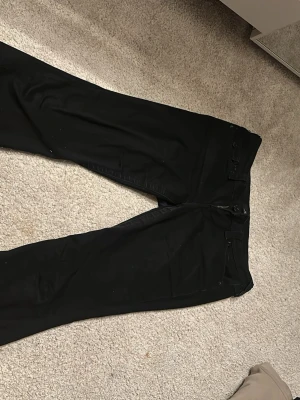 True religon jeans - Jättefina välanvända true religon jeans, fickan är lite vikt men går säker att stryka till. Strl 29 men väldigt stretchiga 