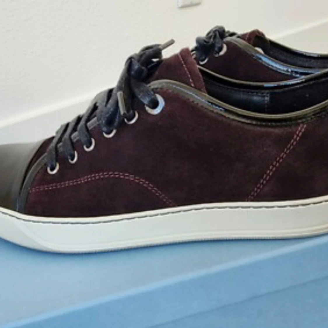 Lanvin vinröda sneakers i mocka - 2