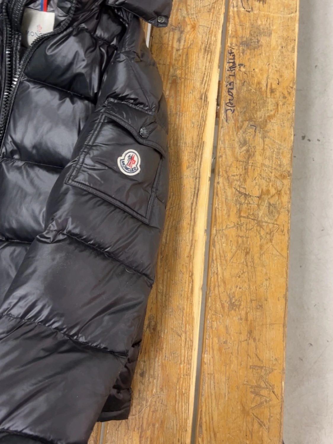 Svart Moncler dunjacka med huva - 2