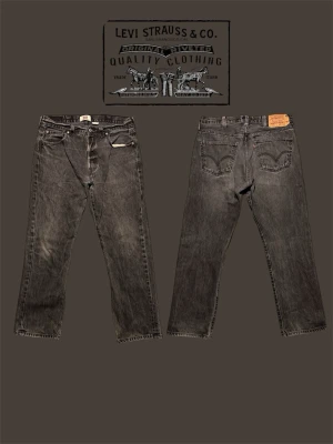 Vintage Levi's 501 - Tja säljer ett par exklusiva Vintage Levis 501!!! ||| Midja: 43cm, Innerben: 74cm, Benöppning: 21cm, Längd: ca 106cm, 100% Bomull  Om du har frågor skriv gärna till mig💫😁