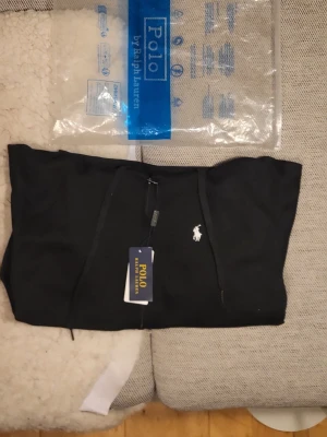 Hoddie - Har en hoddie som jag precis hittade men jag har aldrig andvänt. Vet inte helt viöket märke det är. Men skriv något om ni vill köpa