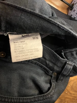 Svarta Acne jeans, modell Max, 33/32 - Säljer ett par svarta jeans från Acne Studios, modell Max. Klassisk femficksdesign, raka ben och diskret Acne-läderpatch bak. Materialet är mjukt och stretchigt med 98% bomull och 1,5% elastan. Perfekta svarta jeans för dig som gillar stilren look.