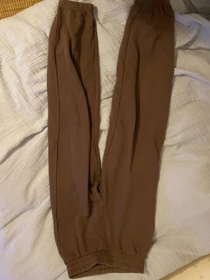 Bruna mjukisbyxor med resår - Säljer ett par bruna mjukisbyxor med resår i midjan och vid bensluten. skriv om ni undrar om något 💕