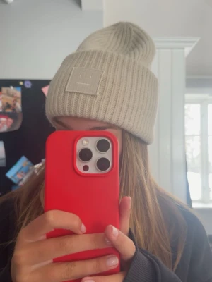 Acne mössa  - Säljer min cream vita/ljus beiga acne mössa. Den har aldrig riktigt kommit till användning så den har hållt sig i nysckick! Helt i nyskick därav priset☺️