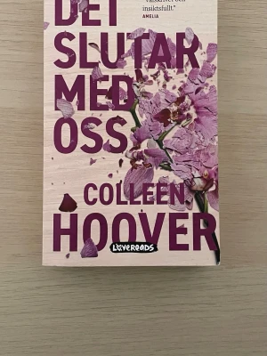 Det slutar med oss - En gripande och känslosam roman om Lily som följer sin dröm till Boston. När hon möter Ryle förändras allt, men gamla känslor och utmaningar hotar det nya livet. Perfekt för unga vuxna som gillar starka berättelser om kärlek och mod.