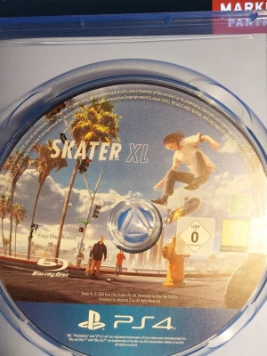 Skater XL PS4 - Skater XL till PlayStation 4. Skatespel med realistisk fysik och öppen värld. Skivan och fodralet ser ut att vara i gott skick, inga synliga repor eller skador. Perfekt för dig som gillar skateboard och frihet i spel.