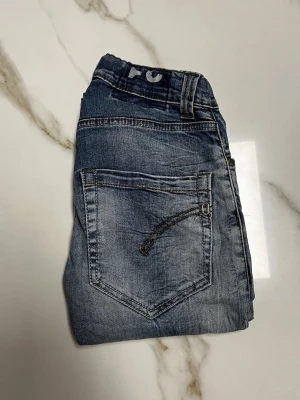Dondup jeans - Säljer nu ett par riktigt feta Dondup jeans. Det står att storleken är W31 men är väldigt små, typ W27, längd 92 cm men jeans är stretchiga så de sitter bra i midjan. Om du har nagra Funderingar så är det bara att fråga på!🙌✅