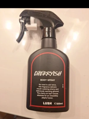 Lush bodymist - Lekfull body spray från Lush med körsbärs- och mandeldoft, blandad med kakao. Vegansk, självkonserverande och handgjord i England. Innehåller bl.a. alkohol, vatten, glycerin, kakaokstrakt, mandelolja och parfym. Volym: 200ml. Endast testad!