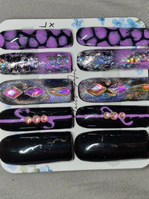 Press on naglar  - Handgjorda nagel set bra kvalitet och fina. Man får med rengöring beskrivning o de man behöver för att applicera naglarna❤️ storlek xl