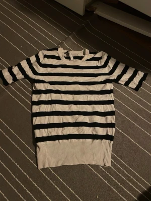 Randig T-shirt  - Jag säljer min vit svarta randiga T-shirt som jag klippt själv (den va långärmad innan). Den är skön och har en bra passform, bra för en vardagsoutfit! Ganska så använd