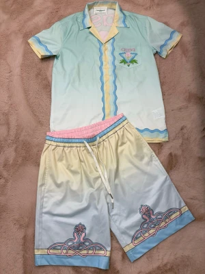 Casablanca - Casablanca shortset, flerfärgat. Storleken är M. Perfekt för sköna vibbar under sommaren!