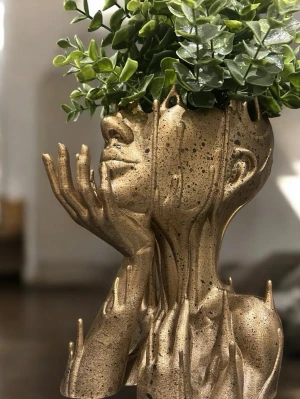 Kruka  - Kruka i hårdplast, ser dock inte plastig ut då den är lackad! 23 cm hög 