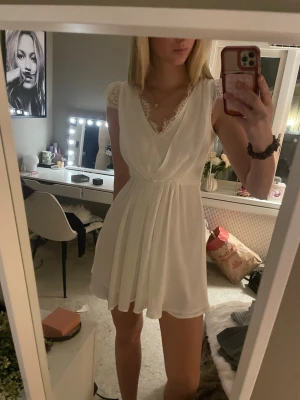 Vit spetsklänning från By Malina - Säljer en limited edition klänning från By Malina i gott skick. Klänningen är perfekt till studenten eller en fin sommarkväll🩷