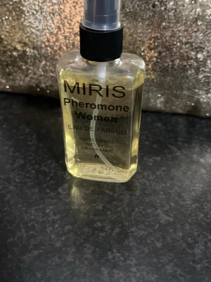 Miris Pheromone Eau de Parfum - Pheromone Women Eau de Parfum från Miris. Innehåller alkohol och doftämnen. Flaskan rymmer 100 ml (3.4 FL. OZ). Perfekt för dig som vill testa något nytt och spännande.