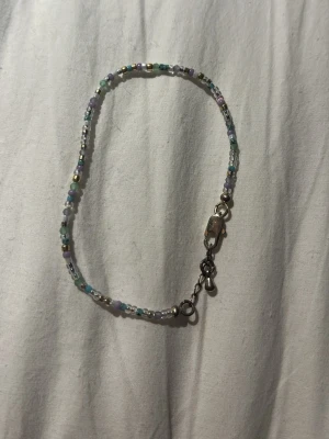 vet ej - Jätte fint armband! Super små prälle med olika pastell färger🩷 jättebra skick (lite rostigt där haken är)