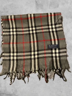 Grå burberry scarf - Säljer nu en grå burberry scarf, bara att kontakta vid frågor!