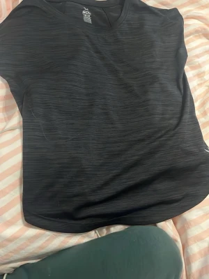 Träningtröja svart  🖤 - Svart tränings tröja! Lös passform! 🖤 använd men fint skick. Storlek 146-152