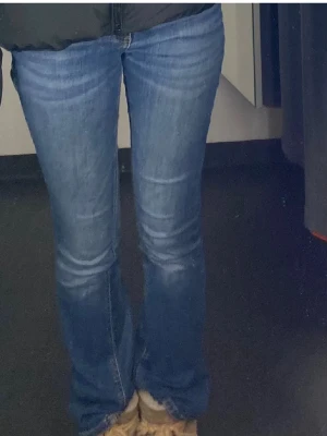 Zara jeans - Jättefina low bootcut jeans från Zara! Strl XS💓 Skriv för fler bilder! 