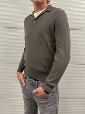 Massimo Dutti tröja  - En snygg tröja från Massimo Dutti i nyskick använd 1-2 gånger! Storlek L men passar M/L. Hör av er vid frågor! Modellen är 188 och väger 77kg