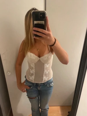 Korsett topp - En jättefin korsett topp som är köpt från Vinted. Aldrig använt och är i mycket bra skick. Står inte storlek men passar mig som bär xs-s! Den är vit/crémefärgad