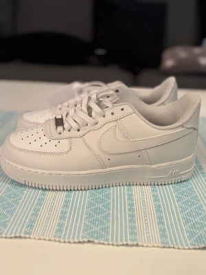 Vita Nike airforce 1 storlek 42 - Vita Nike Air Force 1 — helt nya och aldrig använda. Ren och klassisk look. Snabb frakt — skickas inom 24 timmar efter köp. 