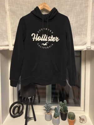 Hollister hoodie - Riktigt fin Hollister hoodie utan några kavaljer för ett riktigt bra pris vid frågor är det bara att meddela för bilder eller liknande😄💛
