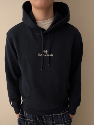Polo Ralph Lauren hoodie - Polo Ralph Lauren hoodie med text. Modellen är 181cm och 66kg och den är ganska slim. Mycket bra skick. Nypris ca 2200kr. Storlek S. Kontakta vid frågor!