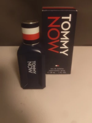 Tommy Now EdT 30 ml - Fräsch eau de toilette från Tommy Hilfiger i smidig 30 ml flaska. Använd max 3 spray, luktar riktigt fräscht och maskulint. 